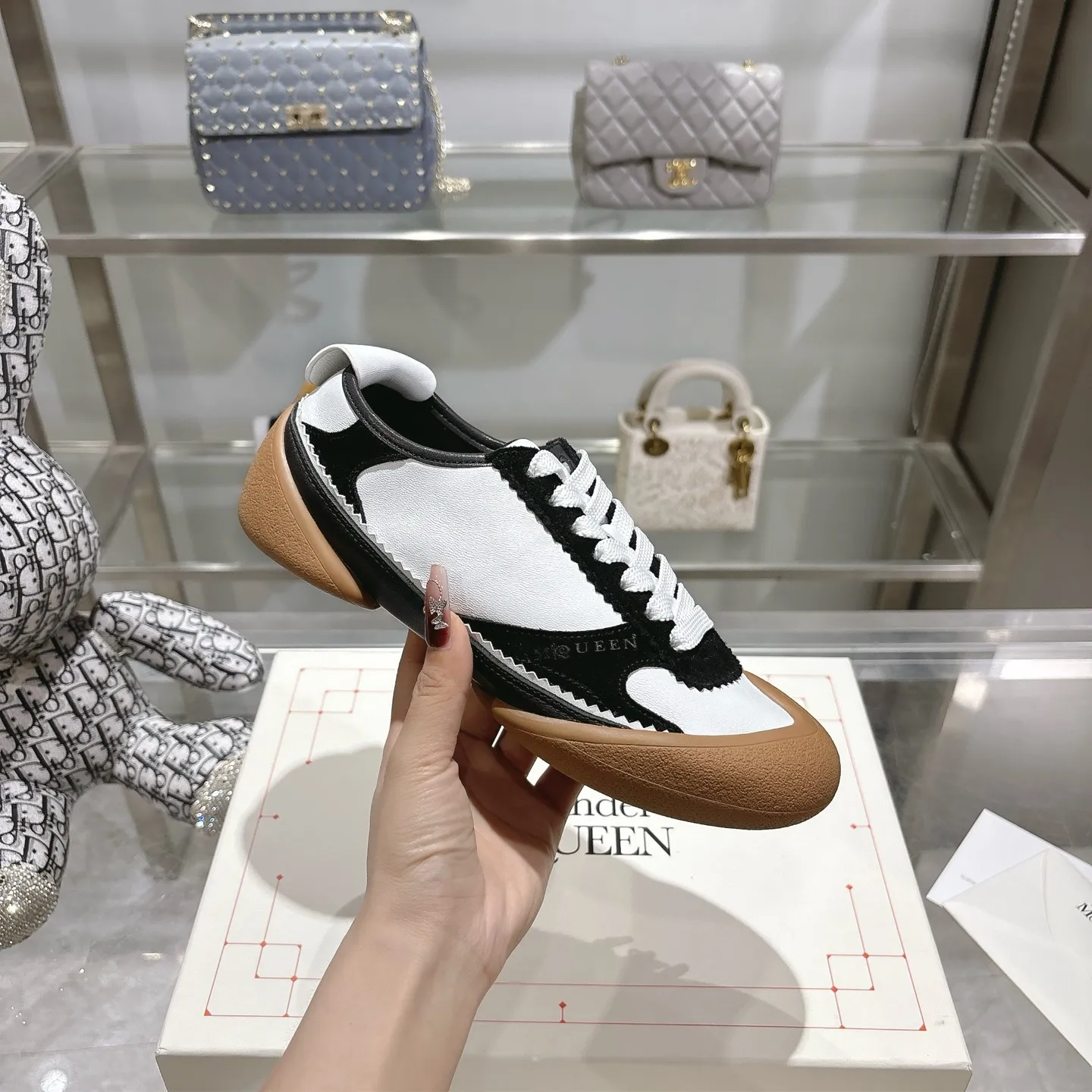 👟👟Ex-factory price 580👟👟 Men's size +10 2025 McQueen's new AIexanderMcQUEEN✅ The original quality has been certified! The original version is reproduced 1:1, and the latest products are available at the latest counters simultaneously. • McQueen logo • Round toe box • Lightweight segmented sole design, made of imported stretch breathable fabric + grained cowhide, soft inner lining and insole, comfortable for walking and not stuffy on the feet. Five colors: black and white • white • apricot • black brown • yellow Fabric: grained cowhide + stretch fabric + cow suede Insole: imported sheepskin Women’s model: 35–40 (40 for women is non-refundable) Men’s model: 40-45 (45 for men is non-refundable) Women’s model: (men’s model +10)